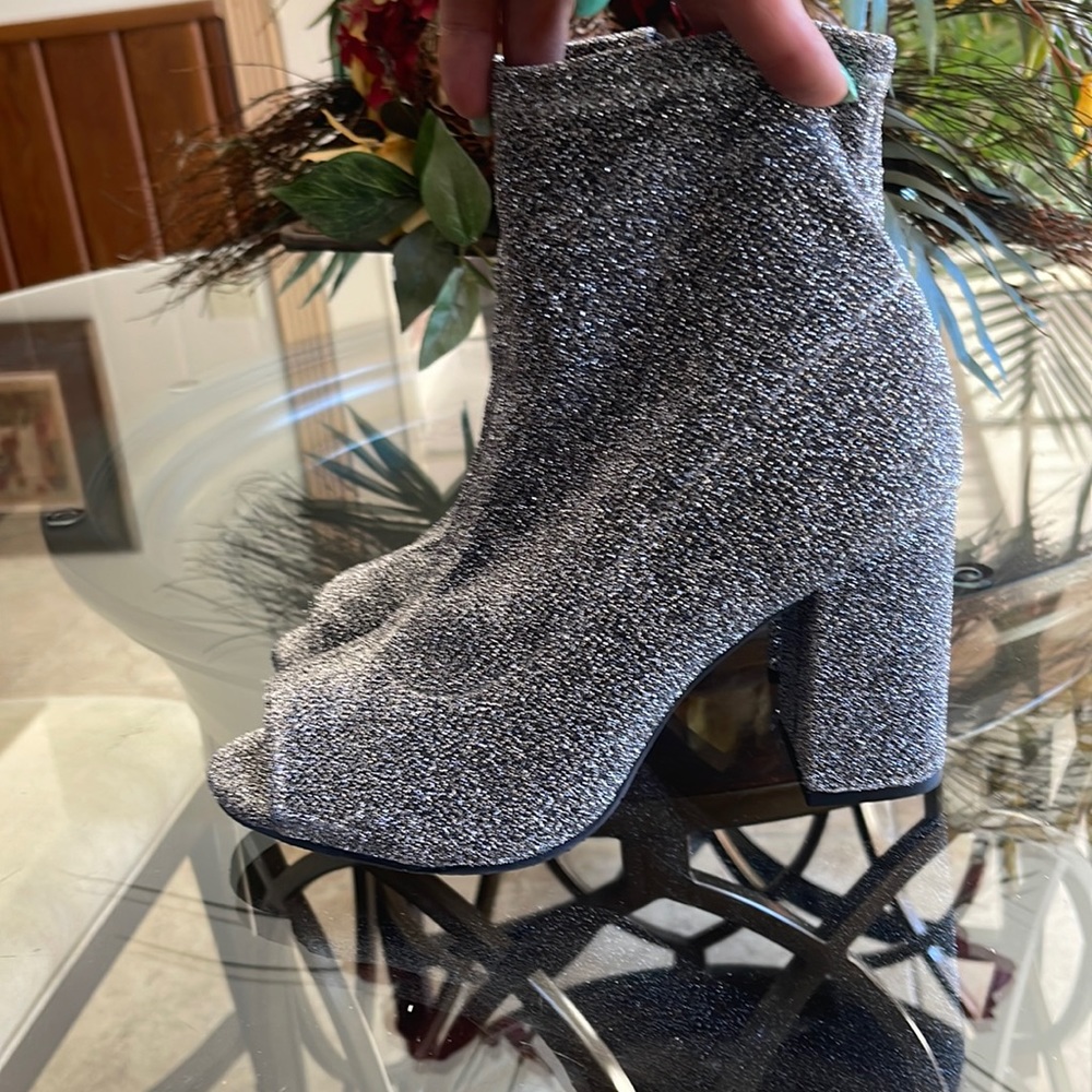 🌺🌺NWT SUPER CUTE PEEP TOE BOOTIE BY MIA🌺SIZE 7 1/2🌺😅